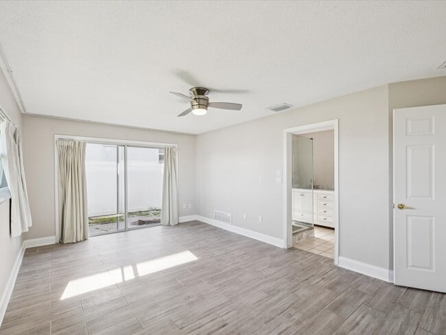 Building Photo - 441 Palm Island NE