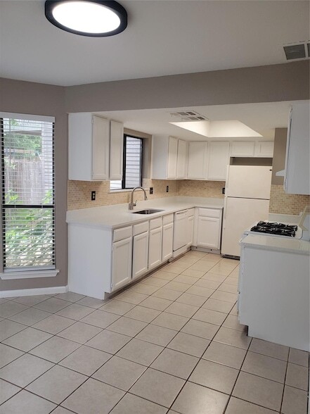 Building Photo - 9008 Sanger Dr