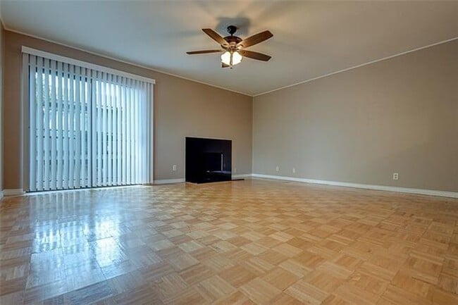 Building Photo - This Townhome is a true gem