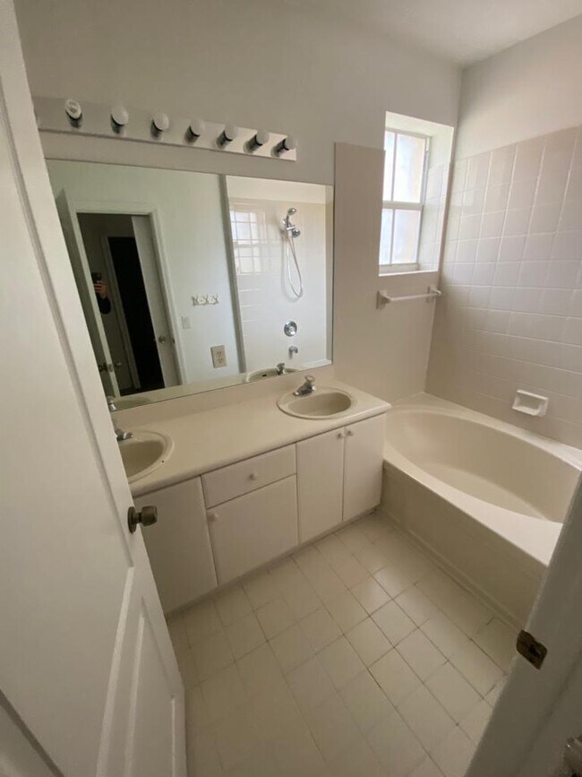 Building Photo - 2208 Shoma Dr