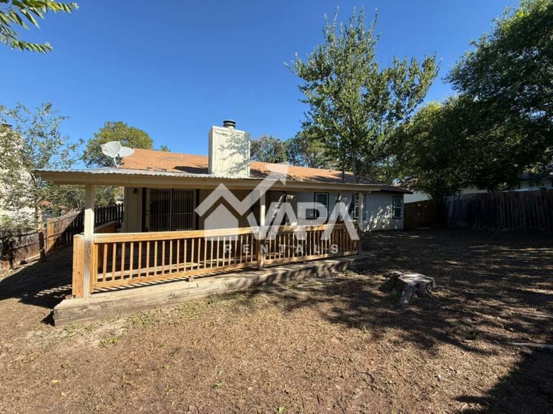 Building Photo - 5822 Lake Wind