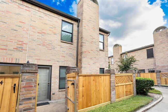 Building Photo - 9800 Pagewood Ln