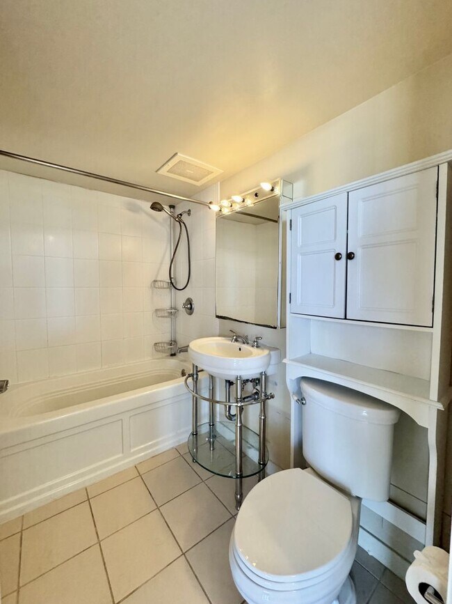 Building Photo - 1 bedroom in MOANA PACIFIC!