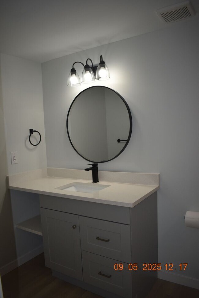Building Photo - 4 bedroom / 3 bath / Beautifully Updated