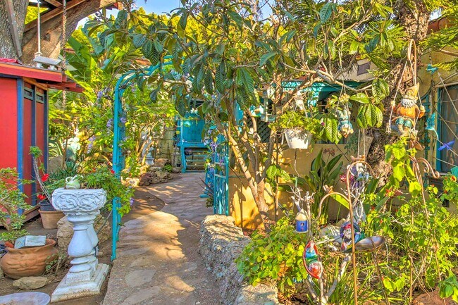 Building Photo - 2434 Cloverfield Blvd