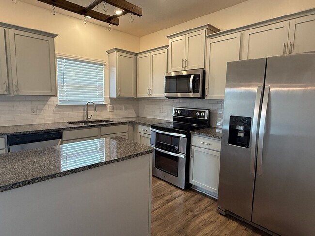 Building Photo - Beautiful 4 bedroom 2.5 bath home located in the Cliffs subdivision!