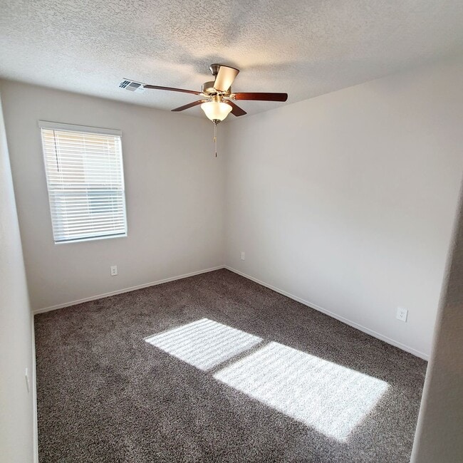 Building Photo - 3 bed 2 bath home in Huning Ranch