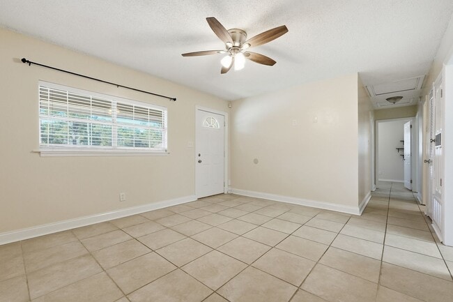 Building Photo - 3 bedroom in Mary Esther Heights!