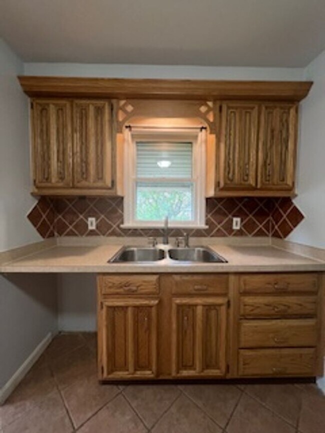 Building Photo - 871 E 232 St