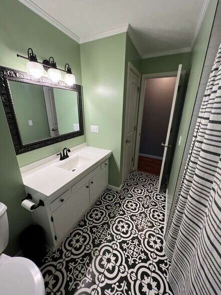 Main Bathroom - 1827 Truman Dr