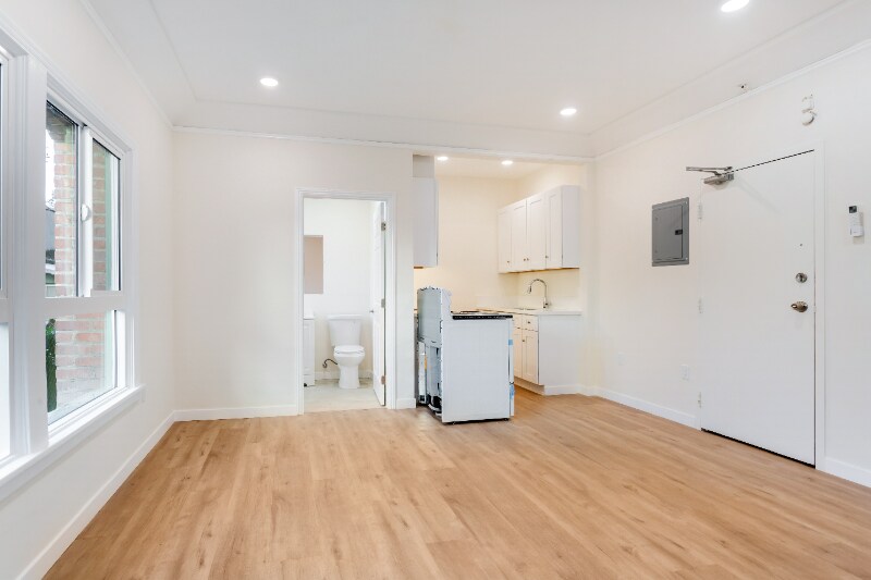 Building Photo - 5503 Romaine St