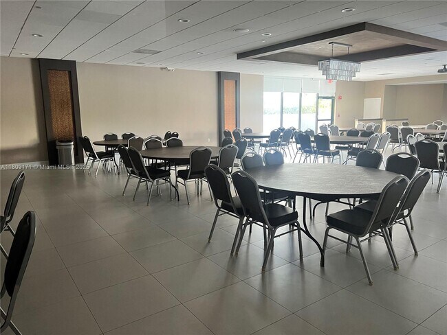 Building Photo - 3625 N Country Club Dr