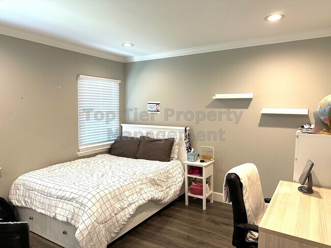 Building Photo - Beautifully updated 3 Bed / 2 Bath / 1,584...