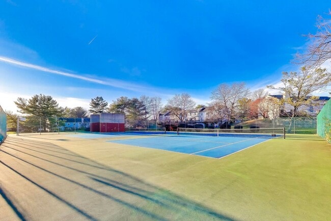 Building Photo - Clean & Fresh 2 + 2 close to METRO!