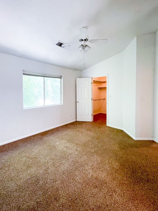 Building Photo - Charming 2 Bedroom Home in Prime Location ...