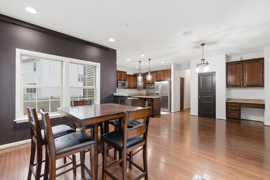 Building Photo - 7585 Holly Ridge Dr
