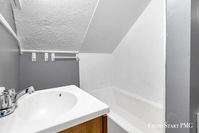 Building Photo - Spacious Upstairs Unit with 3 Flexible Rooms & Full Kitchen