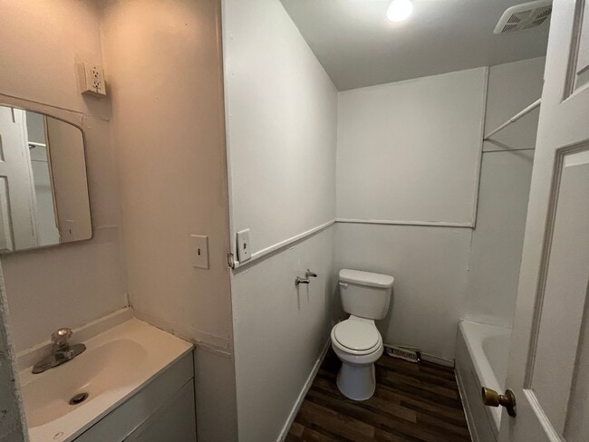 Building Photo - Two bedroom house in Alton