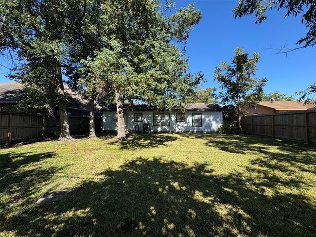 Building Photo - 514 Bertloma St