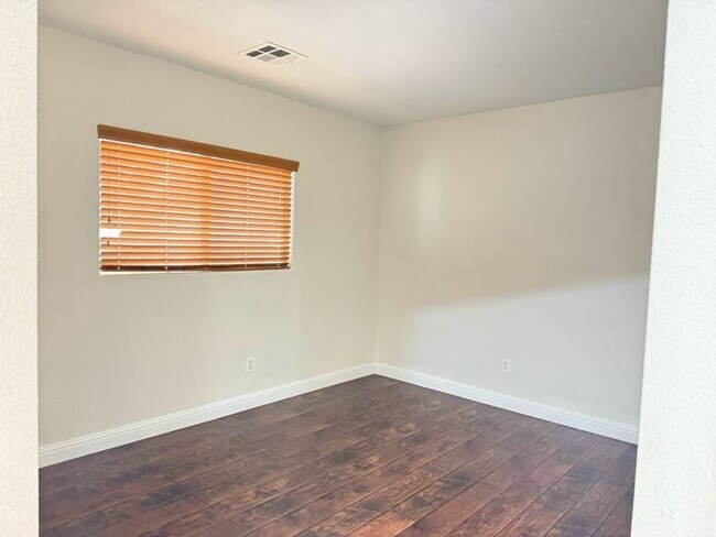 Building Photo - 4 Bedrooms, Den, and Loft