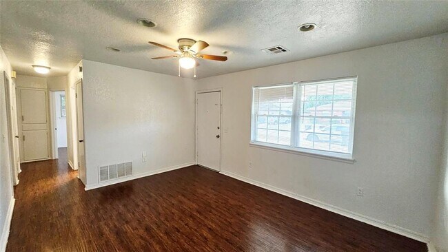 Building Photo - 777 Camelot Dr