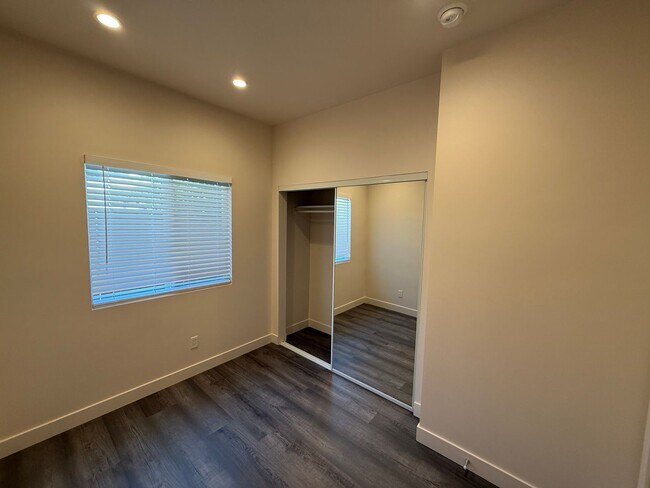 Building Photo - 4BD/2BA on East Falls! Newer Build & Rooftop Deck!