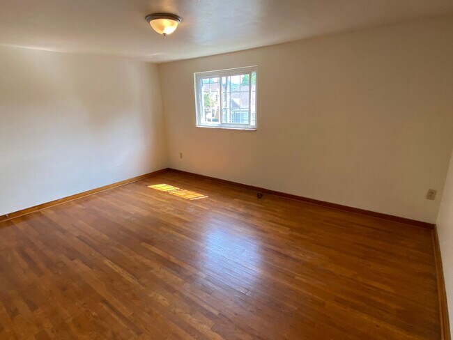 Building Photo - Charming Two Bedroom Townhome with a Private Basement & a Shared Backyard Space! Call Today!