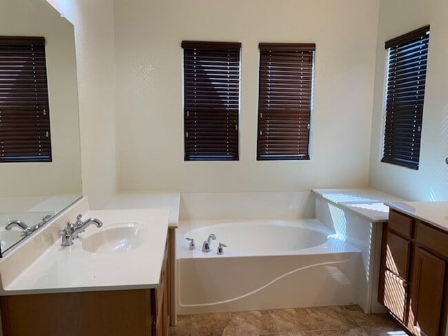 Building Photo - Spacious Four Bedroom, Three Bath Home in ...