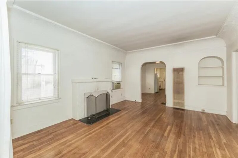 Building Photo - 2211 N Van Ness Blvd