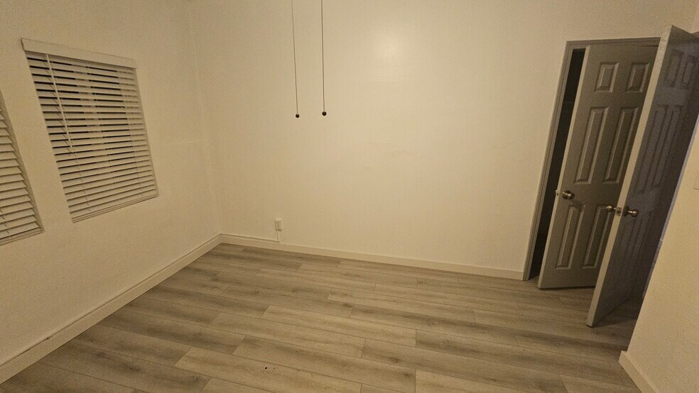 Building Photo - 1219 1/2 W 62nd St