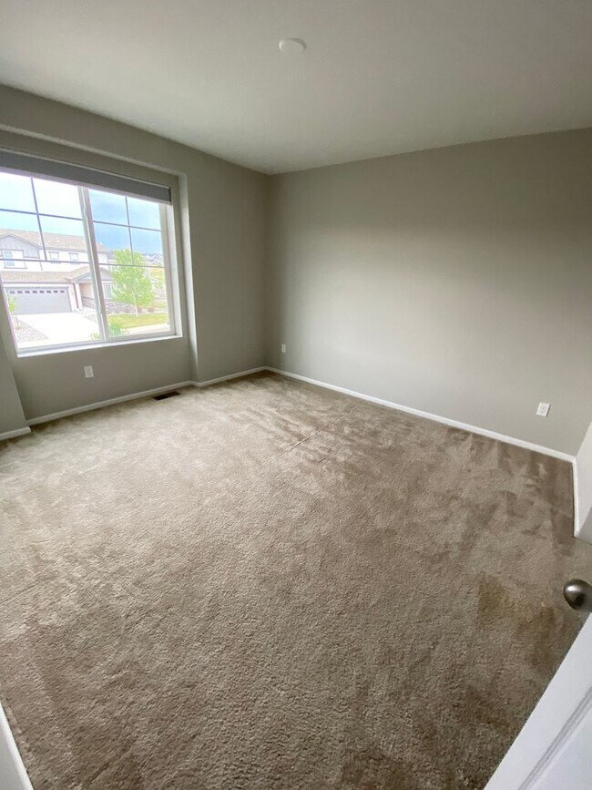 Building Photo - 4 bedroom 3 bathroom Single Family House in Aurora