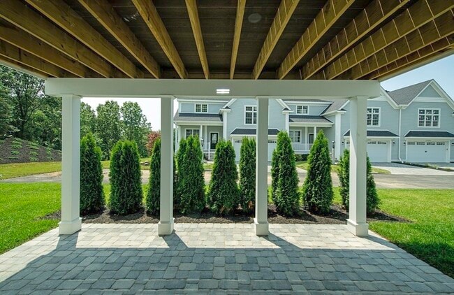 Building Photo - 23 Clubview Dr