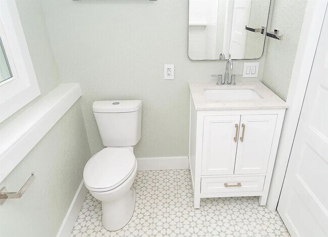 Building Photo - Spacious 4-Bedroom / 2-Bath Home in Wichit...