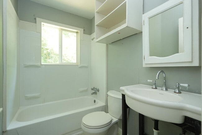 Building Photo - 2912 Cedarhurst Dr