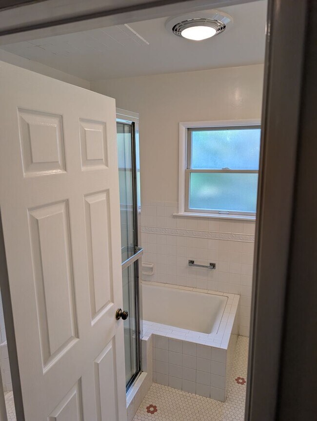 Building Photo - 1043 Pacific St