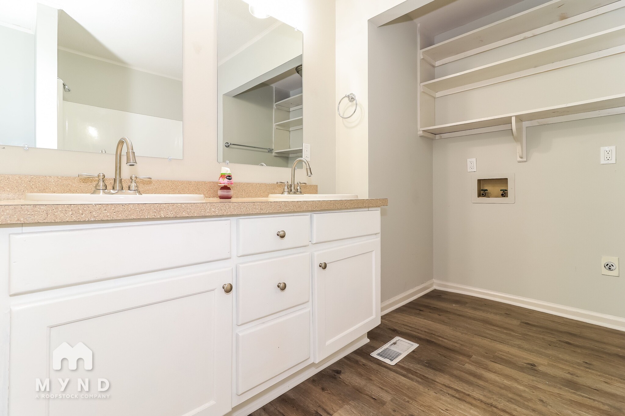 Building Photo - 5243 Valleyview Dr