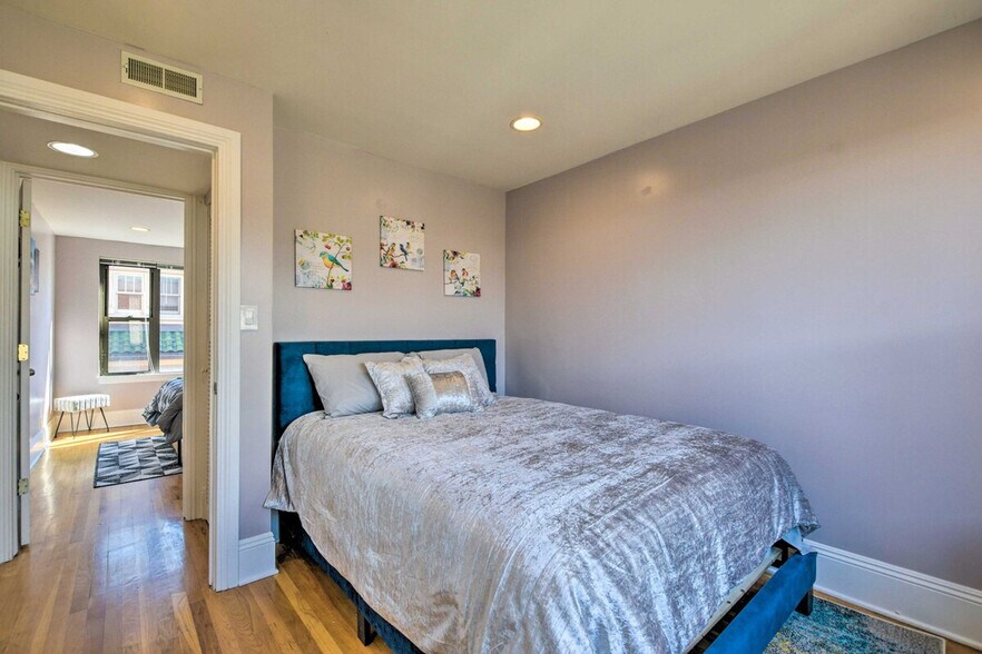 Building Photo - 7423 N Sheridan Rd