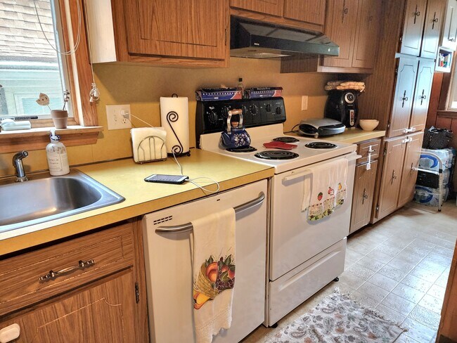 Building Photo - 82 Temple Ave