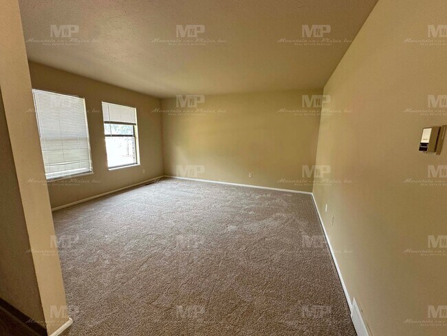 Building Photo - 3412 Worwick Dr