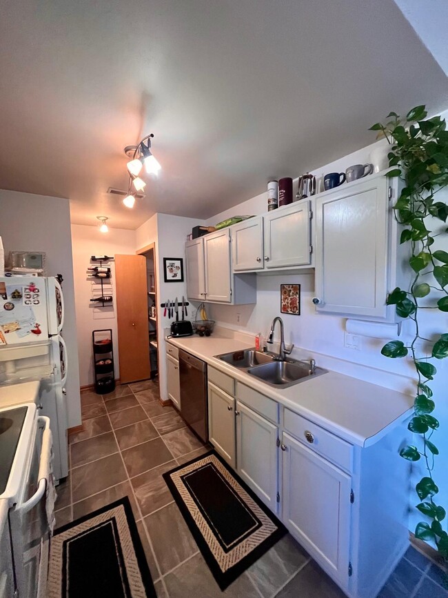 Kitchen - 1337 Carpenter St