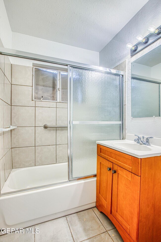 Building Photo - 1611 N Kansas St