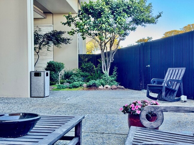 Building Photo - Million-Dollar Views, Starter Price!