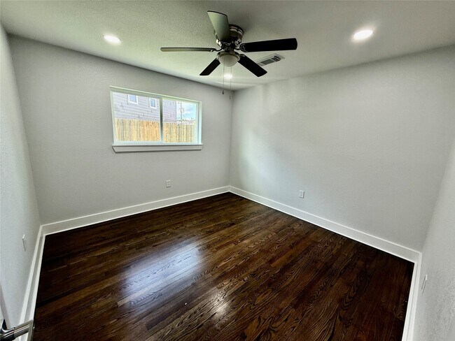 Building Photo - 1631 Shadow Bend Dr
