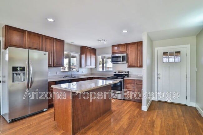 Building Photo - 519 W 19th St