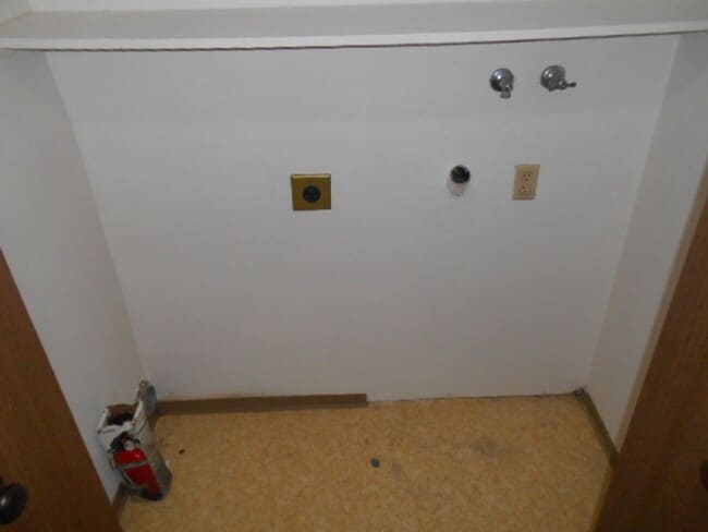 Building Photo - 2 Bed/2 Bath Condo w/Detached 1 Car Garage...