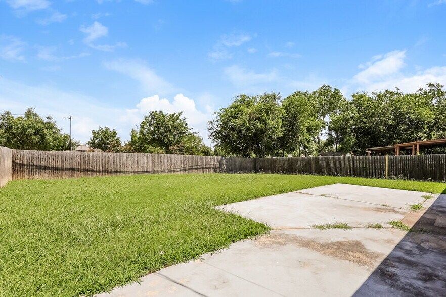 Building Photo - 611 Stell Ave