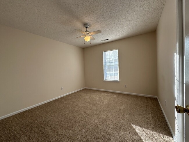 Building Photo - 105 Live Oak Ct