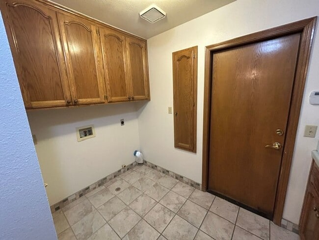 Building Photo - 3 Bedroom 2 Bathroom with a Bonus Room and Pool in the El Diamante School District!