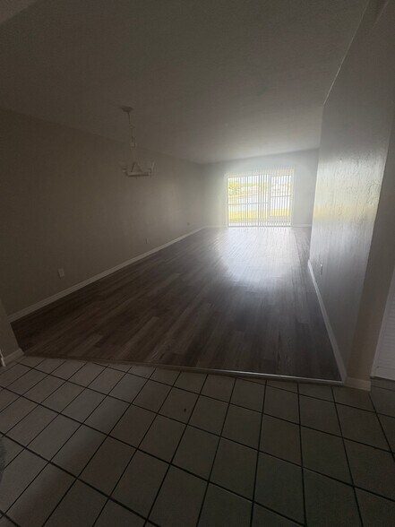 Building Photo - 706 SE 13th Ct