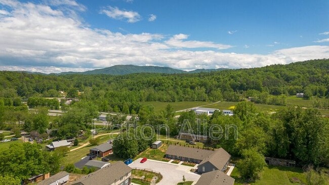 Building Photo - 21 Catawba Valley Ct